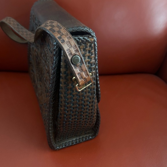 Vintage 1960’s hand tooled floral embossed leather purse. Brass Hardware. - Picture 5 of 12